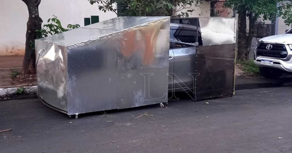 La Nación / Cansado de tortoleros, diseñó “armadura” para su automóvil