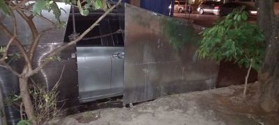 Sin salida ante inseguridad: enjauló su automóvil para que no le roben - Nacionales - ABC Color