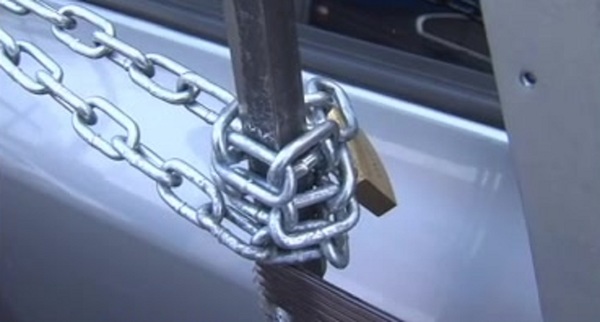 Inventó una "Armadura anti-tortoleros" para su auto - SNT