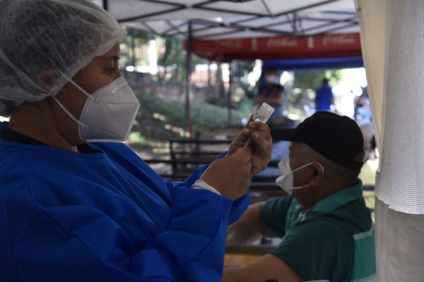 Descenso de casos “no es el fin de la pandemia”, dice directora interina de Vigilancia de la Salud  - Ancho Perfil - ABC Color