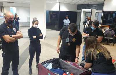 Detienen a entrenadora esteña que pretendía viajar con cocaína a España