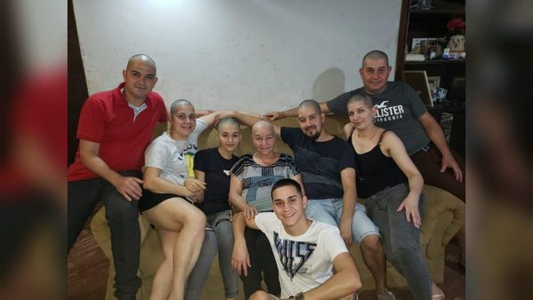 Familia se rapó la cabeza para apoyar a la mamá con cáncer