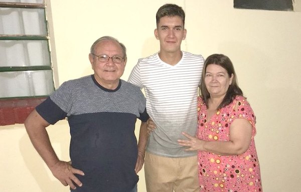 Crónica / FRANCO GÓMEZ. Juega al fútbol, hace hamburguesas y va a la Facu