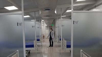 A 18 meses de la  pandemia bajan casos y hay pabellones vacíos