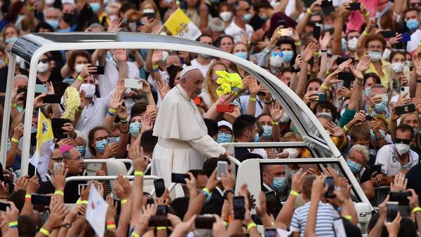 El Papa invita a la “fidelidad” y pide no “banalizar” el amor