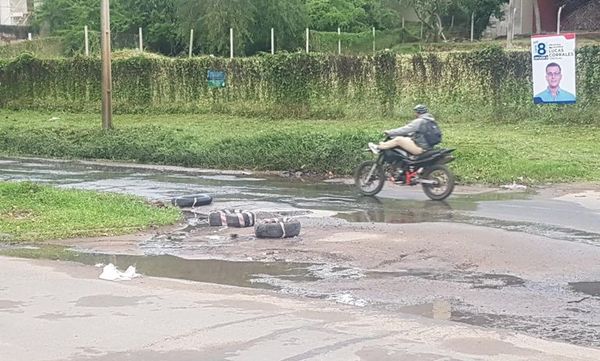 Aguas servidas, baches y basuras siguen inundando Molas López - Nacionales - ABC Color