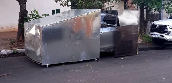 Solución ante inseguridad: 'enjauló' su vehículo para que ya no le roben