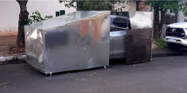 Solución ante inseguridad: “enjauló” su vehículo para que ya no le roben