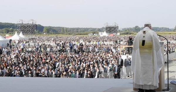 La Nación / El papa finaliza su viaje a Eslovaquia con una misa multitudinaria