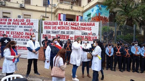 Salud reduce la carga horaria de médicos a 12 horas semanales