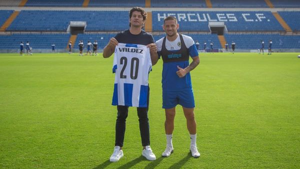 Obsequian camiseta del Hércules a Nelson Haedo Valdez