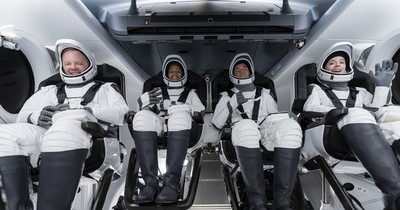 La Nación / Primeros turistas de SpaceX esperan su viaje al espacio