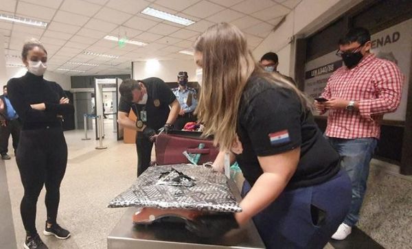 Mujer detenida con casi 4 kilos de cocaína en Aeropuerto se presentará hoy ante fiscal Royg