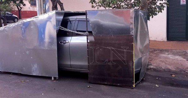La Nación / Ayudarán a completar “jaula” de su vehículo para que ya no le roben