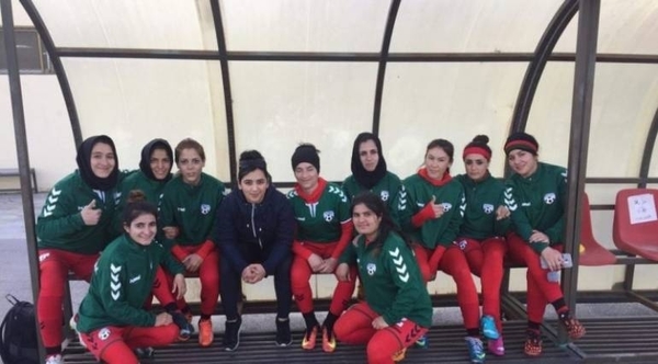 Diario HOY | La selección de fútbol femenino juvenil afgana escapa a Pakistán