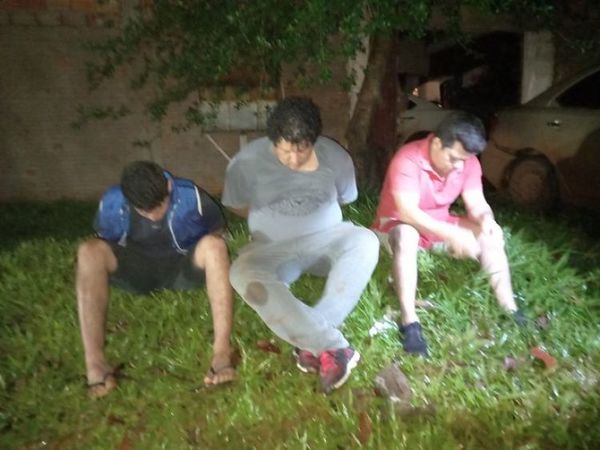 Detienen a tres presuntos robacoches y recuperan un auto robado que contaba con GPS