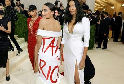El descarado vestido de Ocasio-Cortez roba el protagonismo de la Met Gala - Estilo de vida - ABC Color
