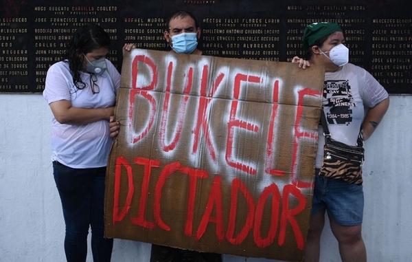 En el día de la Independencia: Salvadoreños salen a las calles para protestar contra Nayib Bukele
