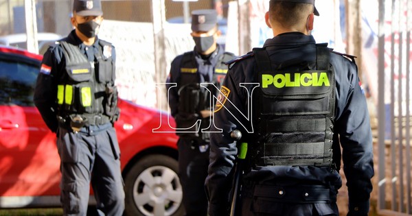 La Nación / Denuncian que policías brindan custodia privada a cambio de dinero