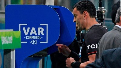'Los árbitros tienen que dirigir los partidos y no estar pendientes del VAR'