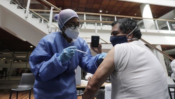 Ecuador aplicará tercera dosis de vacuna a personal de salud hasta diciembre