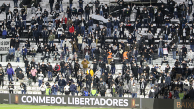 Crónica / Olimpia no apelará sanción y busca a los hinchas racistas
