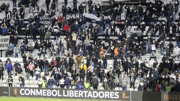 Crónica / Olimpia no apelará sanción y busca a los hinchas racistas