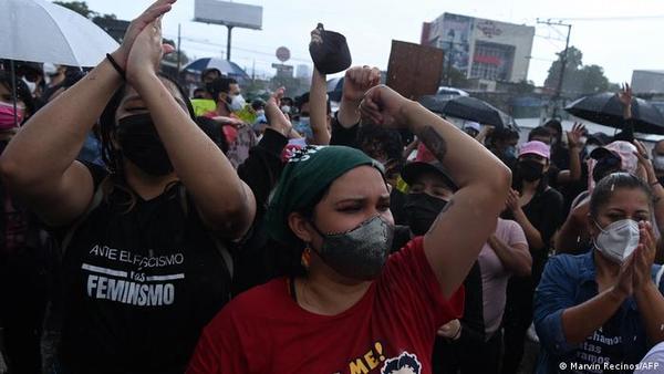 El Salvador marcha 'contra el autoritarismo'