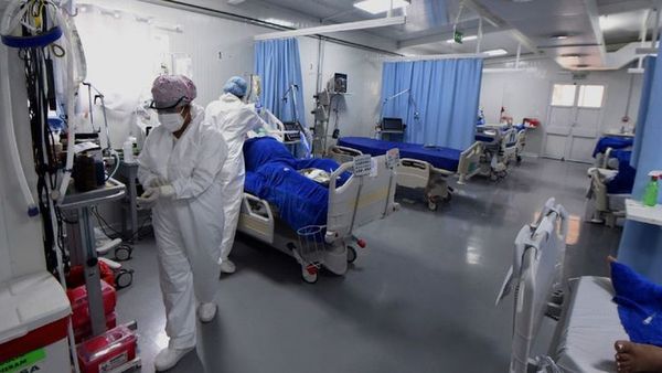 Salud reduce carga semanal a 12 horas para médicos contratados de cierta antigüedad