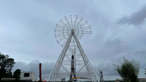Construyen rueda gigante del tamaño de edificio cerca de nuevo puente con Brasil