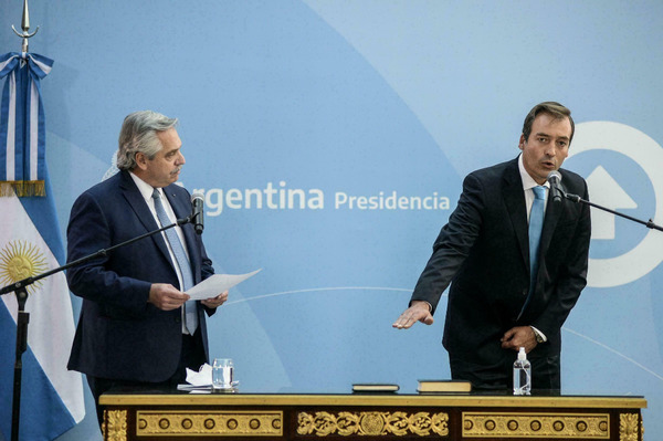 Renuncian ministros y altos funcionarios en Argentina tras derrota electoral