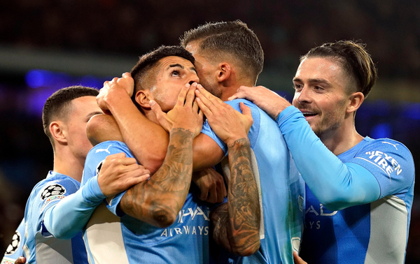 Manchester City golea y PSG decepciona