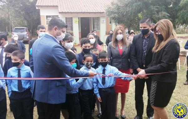 Inauguran mejoras en escuela de Luque •