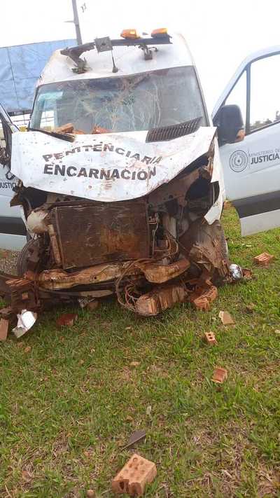 Vehículo que trasladaba reos, involucrado en accidente fatal