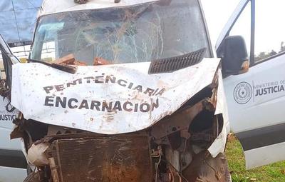Choque frontal involucra a vehículo penitenciario y deja una mujer fallecida