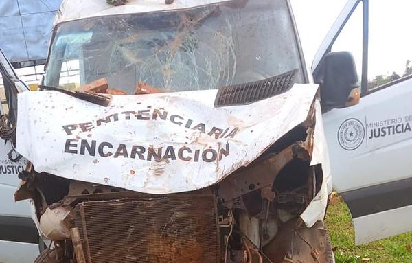 Choque frontal involucra a vehículo penitenciario y deja una mujer fallecida