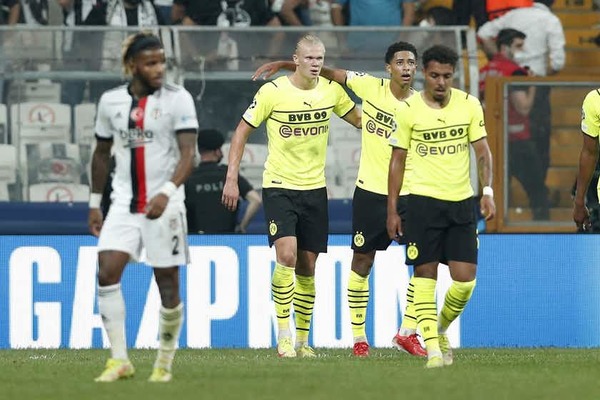 Un imaparable Halaand le da la victoria al Borussia Dortmund
