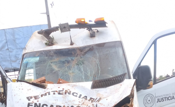 Diario HOY | Un fallecido tras accidente que involucró a móvil de traslado de internos
