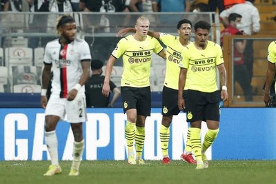Un imparable Halaand le da la victoria al Borussia Dortmund