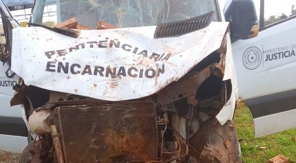 Un fallecido tras accidente que involucró a móvil de traslado de internos