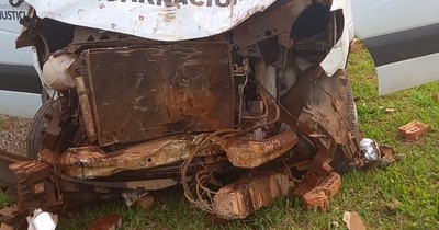 La Nación / Vehículo que trasladaba a internos chocó contra un auto y reportan un fallecido