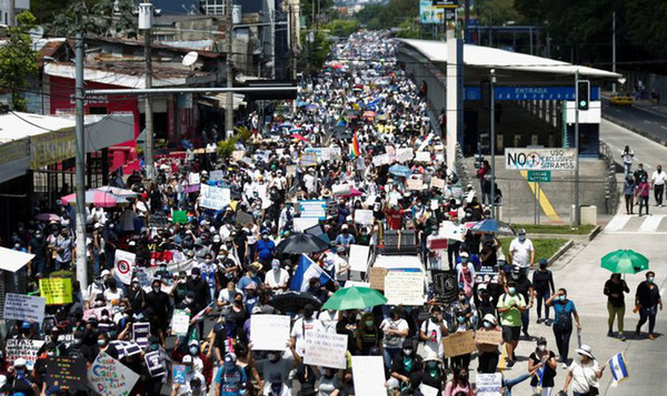 Miles de salvadoreños salieron a las calles para protestar contra el Gobierno de Nayib Bukele | OnLivePy