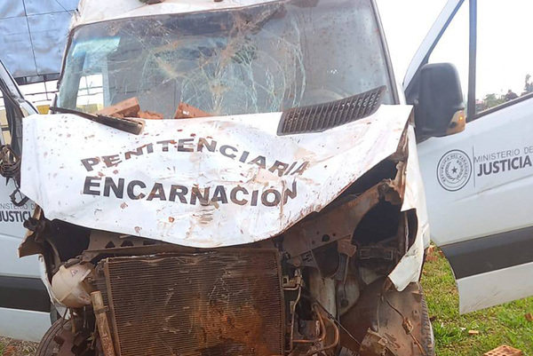 Accidente involucra a móvil que trasladaba a reclusos | OnLivePy