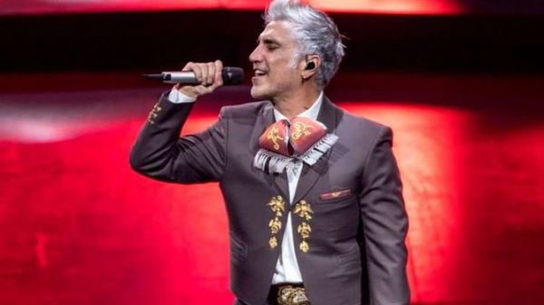 Alejandro Fernández se emociona y llora en el escenario