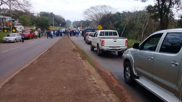 Productores de hortalizas cerraron ruta en Caaguazú