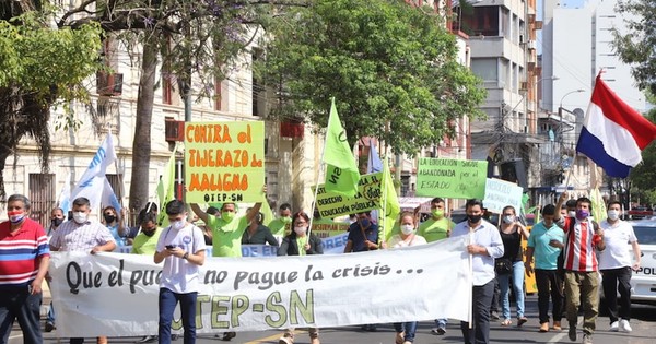 La Nación / Harán huelga si no cobran el aumento