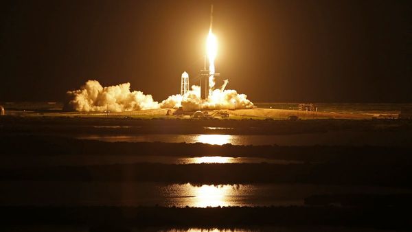 Misión espacial con tripulación civil ya orbita la Tierra