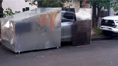 Trabajador revistió con armadura su vehículo para evitar robos en la calle