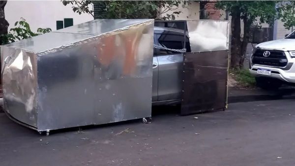 Trabajador revistió con armadura su vehículo para evitar robos en la calle