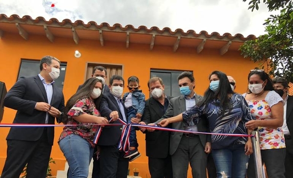 Diario HOY | Familias de Lambaré recibieron 65 viviendas